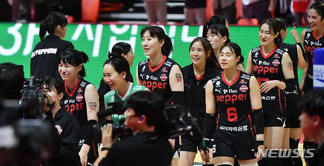 [광주=뉴시스] 신대희 기자 = 19일 오후 광주 서구 페퍼스타디움(염주종합체육관)에서 열린 V리그 여자부 AI페퍼스 대 한국도로공사의 경기, 세트 스코어 3-2로 이긴 AI페퍼스 선수단이 기뻐하고 있다.  2023.10.19. sdhdream@newsis.com