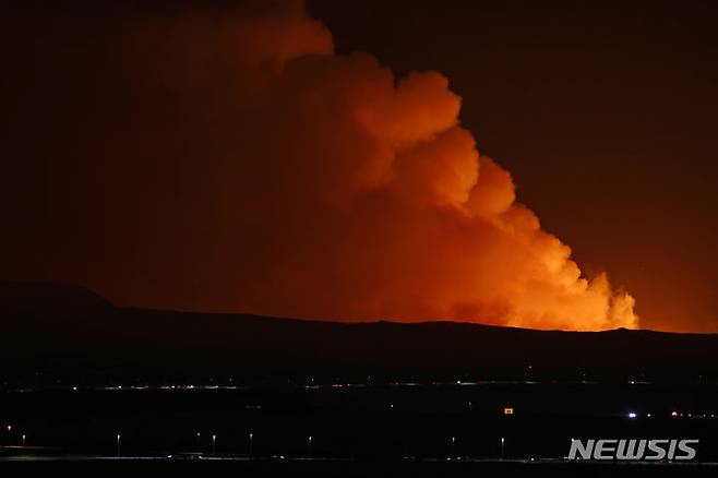 [그린다비크=AP/뉴시스] 18일(현지시각) 아이슬란드 남서쪽 그린다비크의 화산이 폭발해 밤하늘을 밝히고 있다. 아이슬란드 당국은 그린다비크 어촌 주민 약 4000명을 대피시키고 인기 관광지인 블루 라군 온천을 폐쇄했다. 2023.12.19.
