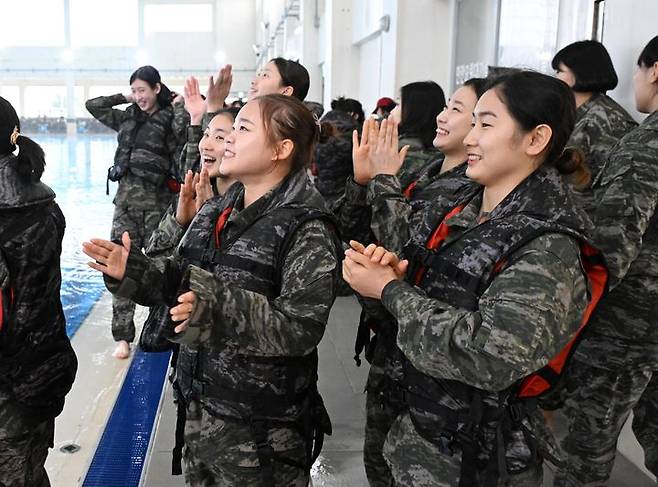 [서울=뉴시스] 기계체조 여서정 및 국가대표 선수단이 19일 경북 포항 해병대 1사단에서 진행하는 원 팀 코리아 캠프 훈련에 참여하고 있다. (사진=대한체육회 제공) 2023.12.19. photo@newsis.com *재판매 및 DB 금지