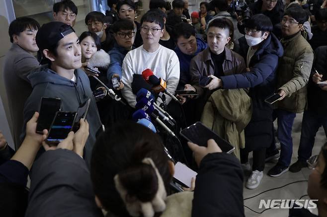 [인천공항=뉴시스] 최동준 기자 = 메이저리그 샌프란시스코 자이언츠에 입단한 이정후가 19일 인천국제공항을 통해 귀국 후 취재진 질문을 듣고 있다. 2023.12.19. photocdj@newsis.com