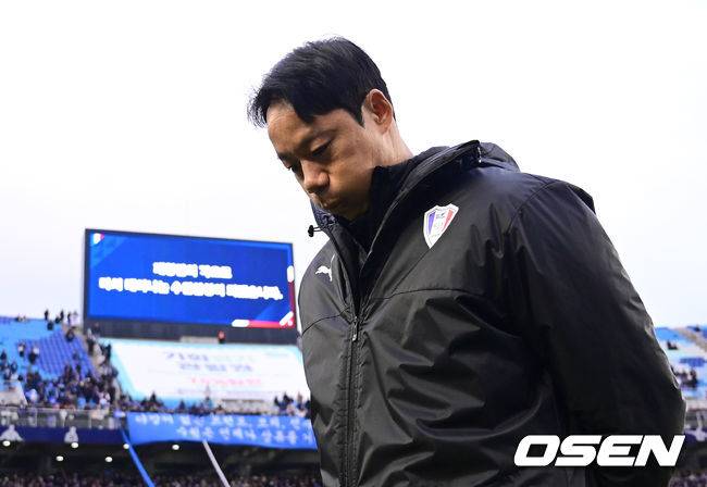 [OSEN=수원, 김성락 기자] 수원 삼성이 결국 최하위 탈출에 실패했다.&nbsp;창단 28년 만에 역사상 처음으로 강등됐다.수원 삼성은&nbsp;2일 오후 2시 수원월드컵경기장에서 열린 하나원큐 K리그1 2023 38라운드 파이널 B 최종전에서 강원 FC와 0-0으로 비겼다.&nbsp;같은 시각 수원종합운동장에서는 수원FC가 제주 유나이티드와 1-1로 비겼다.경기 종료 후 수원 염기훈 감독 대행이 아쉬워하고 있다. 2023.12.02 / ksl0919@osen.co.kr