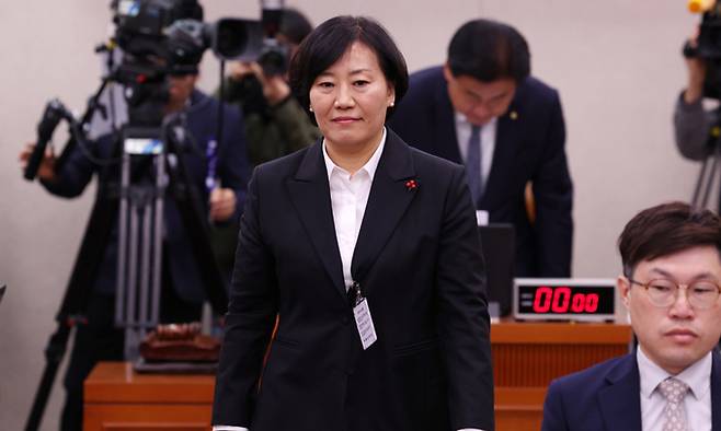 송미령 농림축산식품부 장관 후보자가 18일 서울 여의도 국회에서 열린 인사청문회에서 선서문을 제출한 후 자리로 향하고 있다. 뉴시스