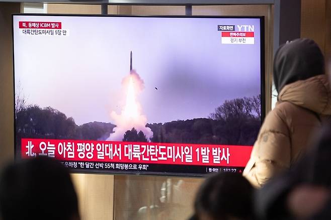 지난 18일 서울역에서 시민들이 북한의 대륙간탄도미사일(ICBM) 관련 뉴스를 지켜보고 있다. 뉴스1