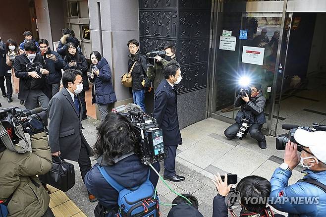 일본 검찰, '비자금' 아베파 사무실 압수수색 (도쿄 교도=연합뉴스) 일본 집권 자민당의 '비자금 스캔들'을 수사 중인 도쿄지검 특수부 관계자들이 19일 오전 압수수색을 위해 도쿄에 있는 아베파 사무소에 들어가고 있다. 2023.12.19 [재판매 및 DB 금지] sungjinpark@yna.co.kr