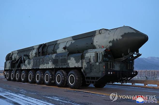 북한, ICBM 화성-18형 발사훈련 보도…김정은 "더 공세적 맞대응" (평양 조선중앙통신=연합뉴스) 북한은 지난 18일 김정은 북한 국무위원장이 참관한 가운데 고체연료 대륙간탄도미사일(ICBM) 화성-18형 발사훈련을 단행했다고 조선중앙통신이 19일 보도했다.2023.12.19 
    [국내에서만 사용가능. 재배포 금지. For Use Only in the Republic of Korea. No Redistribution] nkphoto@yna.co.kr