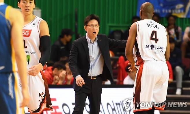 프로농구 kt 서동철 감독과 랜드리 [KBL 제공]