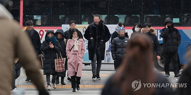 눈 내리는 광화문광장 (서울=연합뉴스) 김인철 기자 = 19일 오후 서울 종로구 광화문광장 일대에 눈이 내리고 있다. 2023.12.19 yatoya@yna.co.kr