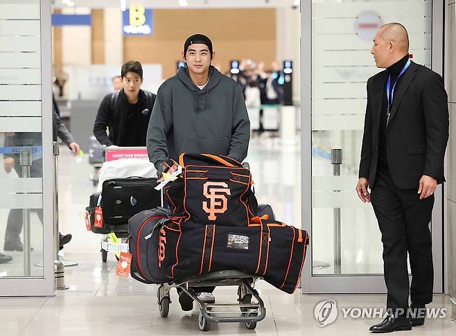 MLB 샌프란시스코 입단한 이정후 귀국 (영종도=연합뉴스) 이지은 기자 = 미국프로야구(MLB) 샌프란시스코 자이언츠에 입단한 이정후가 19일 오후 인천국제공항을 통해 귀국하고 있다. 이정후는 샌프란시스코와 6년간 1억1천300만달러(약 1천469억원)에 초특급 계약을 했다. 2023.12.19 jieunlee@yna.co.kr