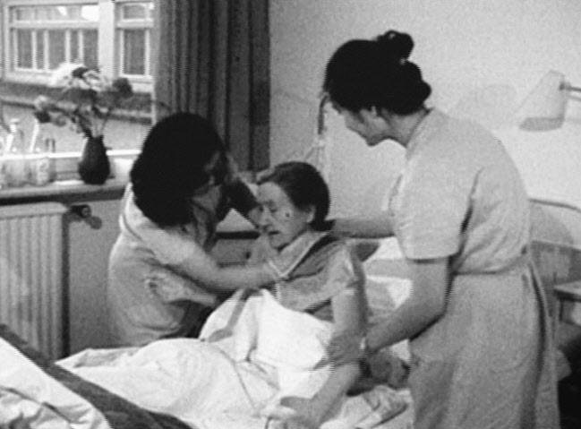 파독 간호사가 독일 병원에서 환자를 돌보고 있다. (사진=파독광부간호사간호조무사연합회)