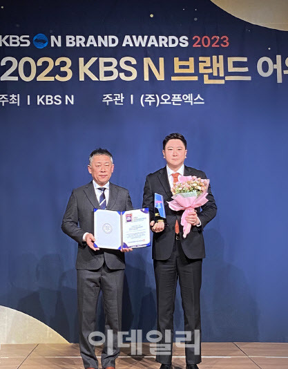 HLB그룹의 뷰티사업 담당 계열사인 HLB생활건강이 ‘2023 KBS N 브랜드 어워즈’에서 친환경 화장품 부문 대상을 수상했다. 사진은 우세용(오른쪽) HLB생활건강 이사가 수상 후 기념촬영을 하는 모습. (사진=HLB생활건강)