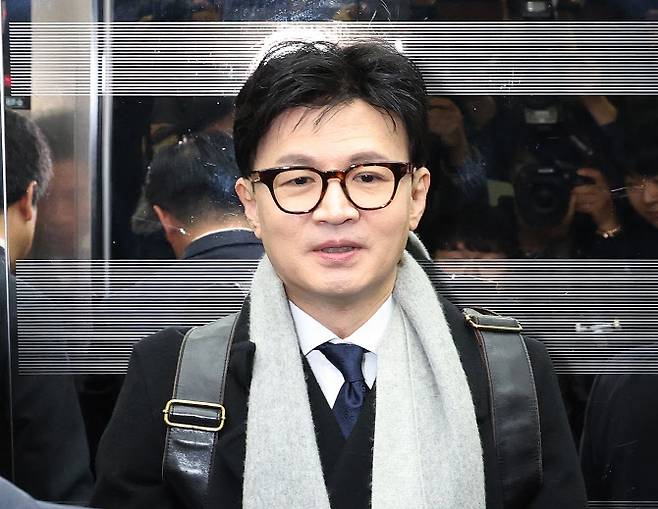 한동훈 법무부 장관이 20일 서울 여의도 국회에서 예산결산특별위원회 전체회의에 참석하기에 앞서 취재진의 질문을 받고 있다.(사진=뉴스1)
