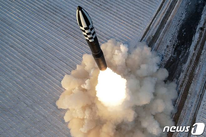 (평양 노동신문=뉴스1) = 북한이 18일 발사한 신형 대륙간탄도미사일(ICBM) '화성-18형'. [국내에서만 사용가능. 재배포 금지. DB 금지. For Use Only in the Republic of Korea. Redistribution Prohibited] rodongphoto@news1.kr