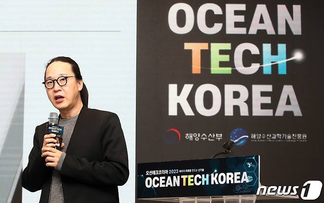 송길영 바이브컴퍼니 부사장이 20일 서울 강남구 코엑스에서 열린 오션테크코리아 2023에서 ‘AI가 이끄는 미래상 시대예보, 핵개인의 시대’를 주제로 기조발표를 하고 있다. 해양수산부가 주최하고 해양수산과학기술진흥원이 주관으로 열린 오션테크코리아 2023는 해양수산 글로벌 혁신기술을 개발하여 상용화한 선도기업 및 선도기술을 국내에 소개하는 ‘해양수산과학기술 주간(Ocean Inno Week)’의 프로그램이다. 2023.12.20/뉴스1 ⓒ News1 박세연 기자