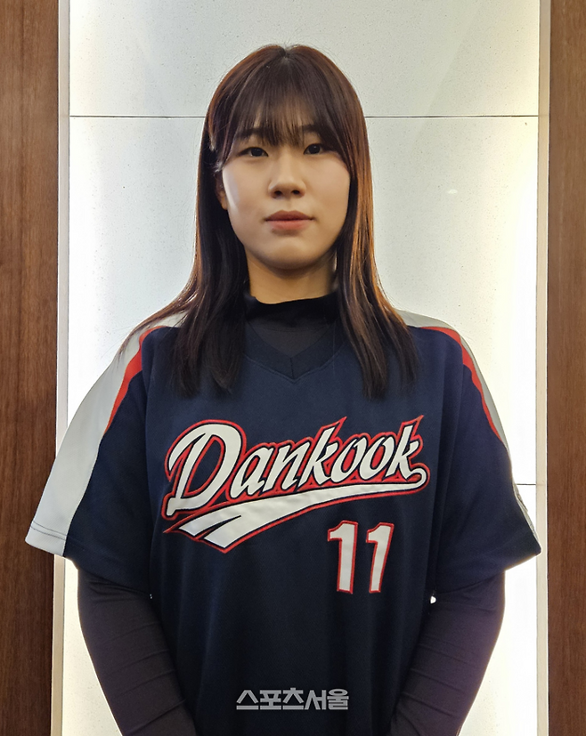2023 소프트볼 국가대표 이예린이 ‘2023 야구·소프트볼인의 밤’ 행사에서 우수선수상을 받은 후 취재진과 인터뷰를 하고 있다. 황혜정기자. et16@sportsseoul.com