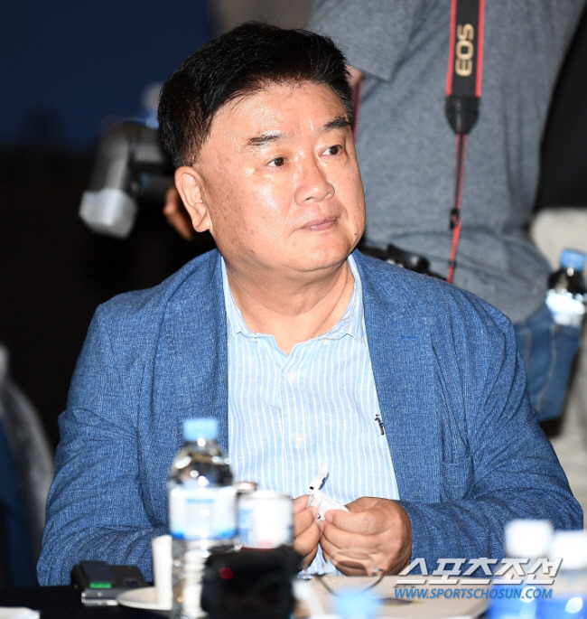 2024 KBO 신인 드래프트가 14일 웨스틴조선호텔 그랜드볼룸에서 열렸다. 두산 김태룡 단장이 대화를 나누고 있다. 박재만 기자pjm@sportschosun.com/2023.09.14/