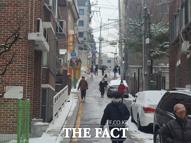 20일 오전 8시께 내리막길이 많은 서울 관악구 낙성대역 인근 골목에는 시민들이 발길을 서두르면서도 혹여 눈길에 미끄러질까 보폭을 줄이는 모습이었다. /김영봉 기자