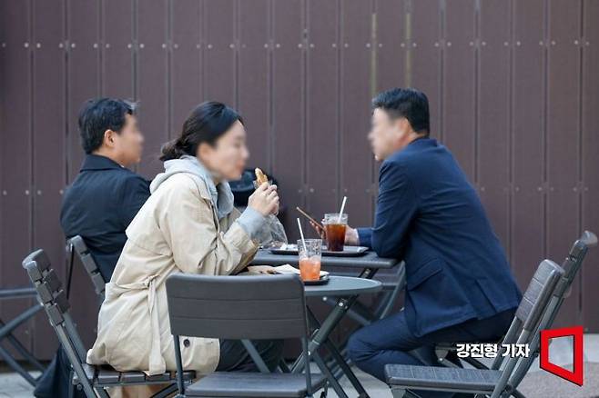 최근 소비자물가 상승률이 3%대를 유지하고 있지만 체감물가 상승률은 이보다 훨씬 높아 서민 부담이 가중되고 있는 가운데 30일 점심시간을 이용해 서울 한 제과점을 찾은 시민들이 빵을 먹고 있다. 강진형 기자aymsdream@