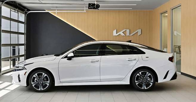 기아캐나다가 판매량 조절을 위해 신차 출고를 중단, 딜러사와 소비자들의 반발을 사고 있다.