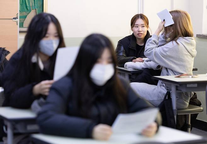 2024학년도 대학수학능력시험(수능) 성적표 배부일인 지난 8일 오전 경기도 수원시 영통구 효원고등학교에서 3학년 학생들이 점수를 확인하고 있다. /뉴스1