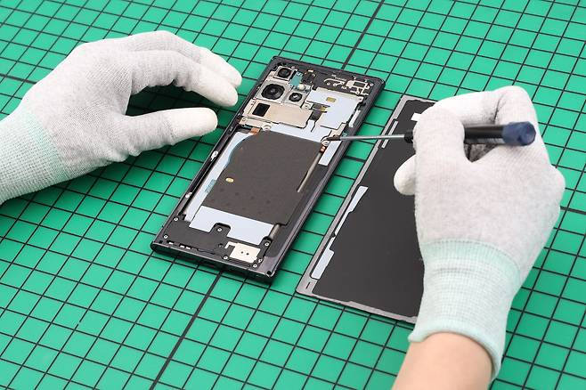 사용자가 갤럭시S22 울트라를 직접 수리 하는 모습. /삼성전자