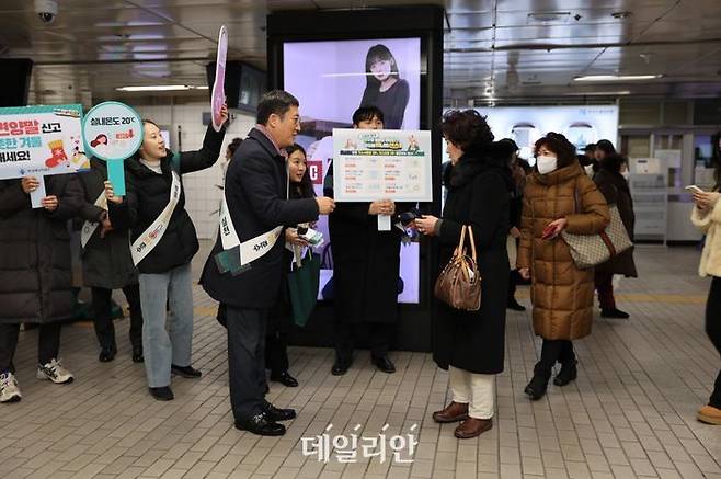 20일 강남역에서 실시한 '에너지 절약 거리 캠페인'에서 이상훈 한국에너지공단 이사장이 시민들을 대상으로 겨울철 에너지절약 실천요령을 홍보하고 있다.ⓒ한국에너지공단