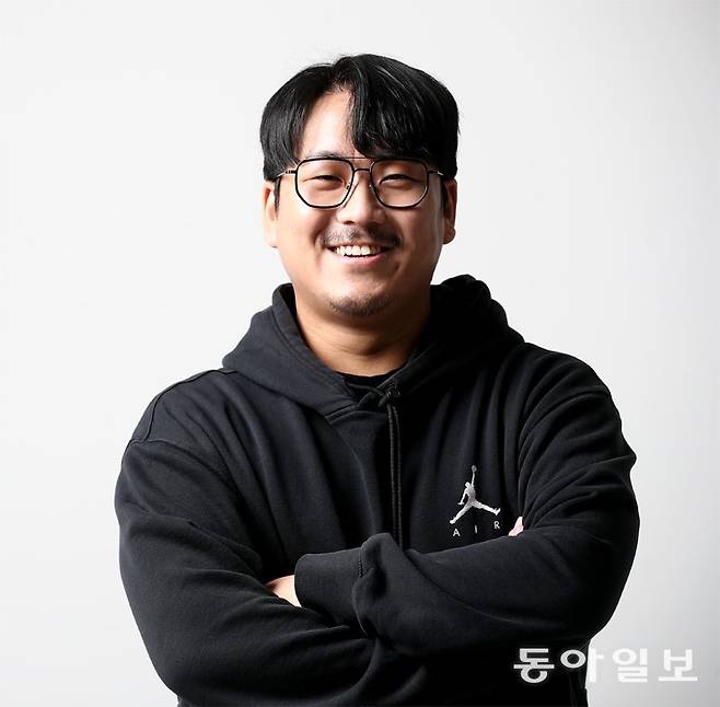 ‘남과여’ 웹툰 작가인 혀노는 주인공들의 나이인 20대에 대해 “지금까지도 후회하는 경험을 비롯해 짜릿한 경험, 처음 하는 경험들
 모두 20대에 했다. 인생에서 가장 싱그럽고 행복한 시절이라고 생각한다”고 말했다. 전영한 기자 
scoopjyh@donga.com