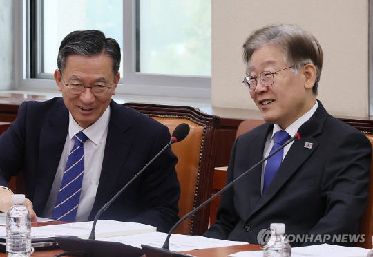 이재명 더불어민주당 대표가 지난달 9일 국회에서 열린 국방위원회 전체회의에 참석하고 있다. 왼쪽은 정성호 의원<연합뉴스>