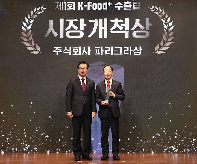 19일 농식품부 주관 ‘K-Food+ 수출탑’ 시상식에서 시장개척상을 수상한 파리크라상, 정황근 농림축산식품부 장관(왼쪽), 유승환 마케팅개발 BU장.