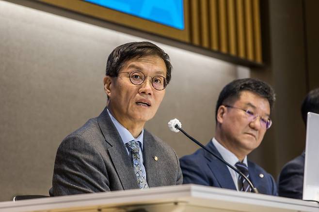 질문에 답하는 이창용 총재 (서울=연합뉴스) 이창용 한국은행 총재가 20일 오후 서울 중구 한국은행에서 열린 '2023년 하반기 물가안정목표 운영상황 점검 설명회'에서 취재진 질문에 답하고 있다. 왼쪽부터 이창용 총재, 김웅 부총재보. 2023.12.20 [사진공동취재단] photo@yna.co.kr (끝)