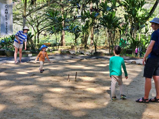 와이메아 계곡 산책로에 마련된 게임 사이트에서 방문객 가족이 하와이 전통놀이를 즐기고 있다.