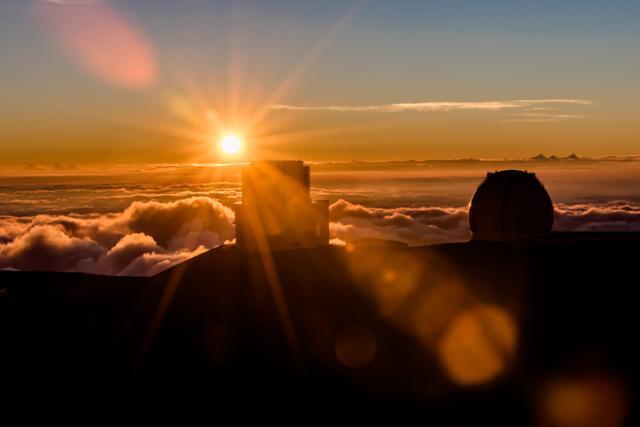 하와이섬의 마우나케아 산 정상에서 바라본 일몰. '흰 산'이라는 뜻의 마우나케아는 신성한 장소로 여겨지며 세계 3대 별 관측소로 알려져있다. 정상 아래 구름이 깔려 신비로운 분위기를 자아낸다. 하와이관광청