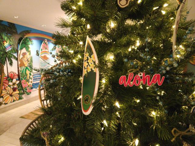 오아후섬 아웃리거 와이키키 비치콤버 호텔 로비에 서핑보드들로 장식된 트리가 크리스마스 분위기를 물씬 풍기고 있다.
