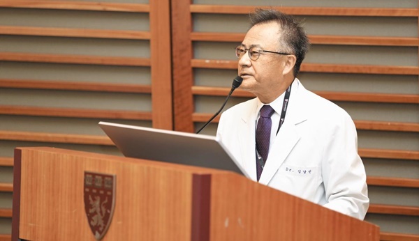영동한의원 김남선 박사가 미국 하버드의대에서 ‘K­심폐단’을 통한 COPD 치료 사례를 발표하고 있다. /영동한의원 제공