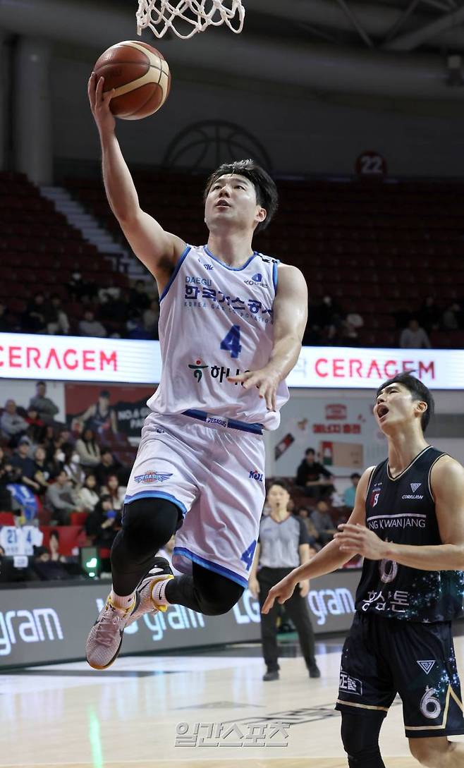 2023~2024 정관장 프로농구 안양 정관장과 대구 한국가스공사의 경기가 18일 오후 안양실내체육관에서 열렸다. 한국가스공사 김낙현이 정관장 수비를 피해 슛하고있다. 안양=정시종 기자 capa@edaily.co.kr /2023.12.18.
