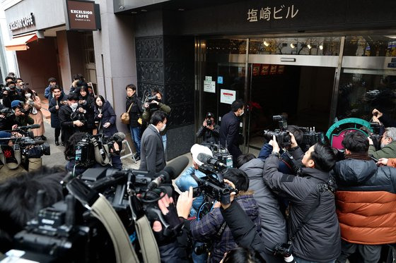 19일 도쿄지검 특수부 관계자들이 자민당 아베파 사무실로 들어서고 있다. [AFP=연합뉴스]