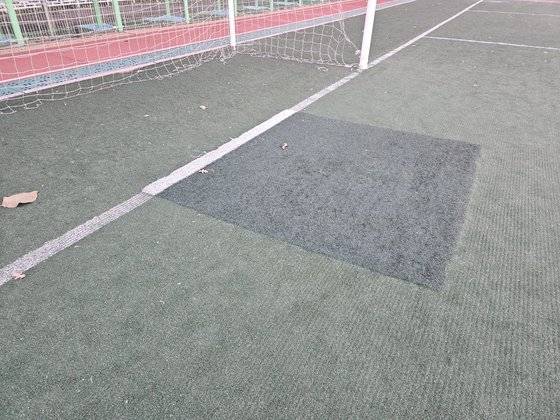 올해 인조잔디 교체 예정이던 서울 시내 한 학교 운동장의 모습. 인조잔디가 낡아 부분 교체한 모습이다. 신혜연 기자.