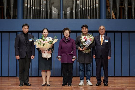 6일 대구 인터불고호텔에서 열린 '2023 전문대학인상 시상식'에서 졸업생 분야를 수상한 이상용 감독(오른쪽 두 번째)이 기념사진을 찍고 있다. 사진 한국전문대학교육협의회