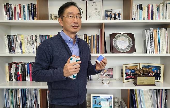 김광일 필에너지 대표가 각형과 원통형 배터리 샘플을 들고 설명하고 있다. / 사진=강경주 기자