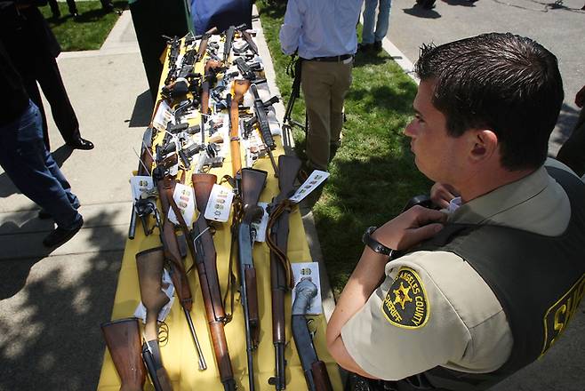 미국 연방 당국이 마약 갱단으로부터 압수한 무기들. 게이티미지