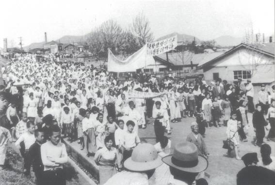 1960년 4월 25일 할머니 시위대가 마산 시내를 행진하는 모습. 진실화해위 제공