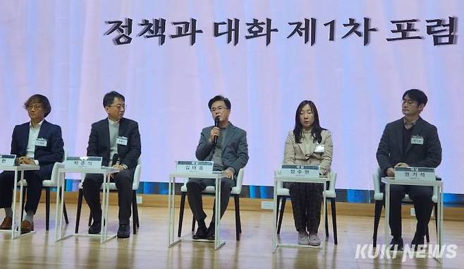 김태흠 충남지사가 포럼 패널들과의 토론에서 민선8기 도정철학과 핵심정책에 대해 설명하고 있다. 사진=홍석원 기자