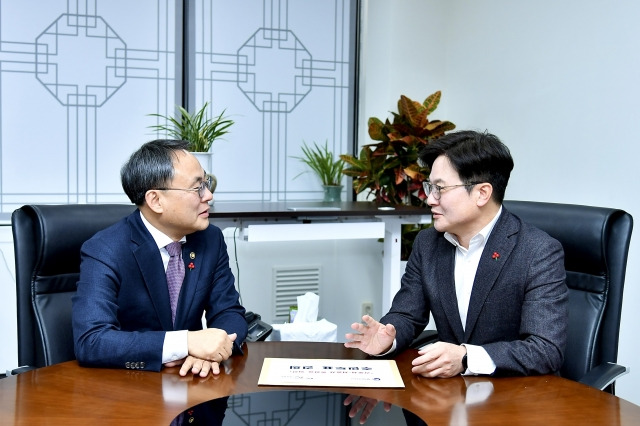 김병수 김포시장이 20일 고기동 행정안전부 차관에게 김포시 서울 편입을 위한 관할구역 변경 주민투표를 공식 건의하고 있다. 김포시 제공