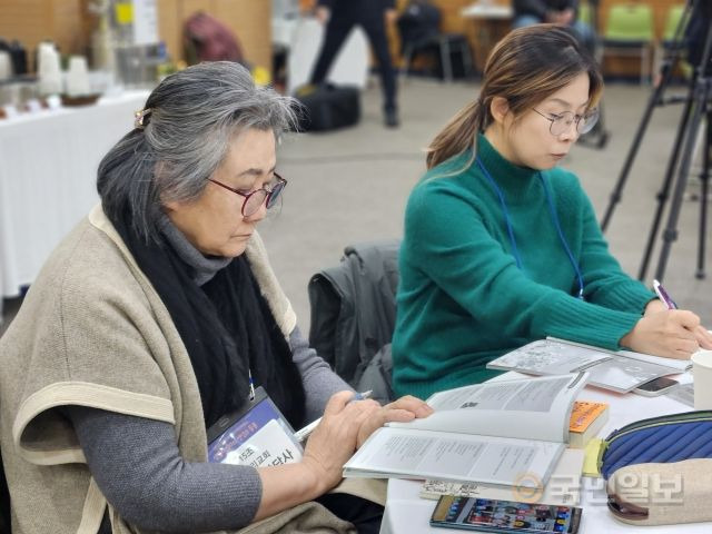 한국교회상담사역협의체 콘퍼런스 참석자들이 20일 서울 용산구 온누리교회에서 강의 내용을 필기하고 있다.