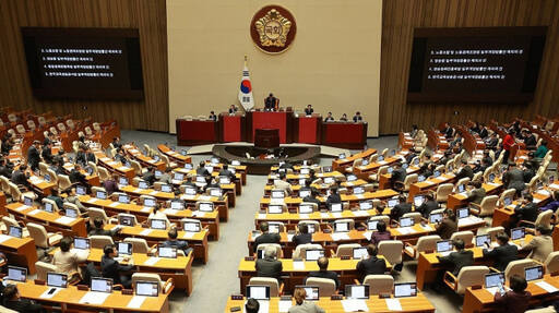 8일 오후 국회에서 열린 본회의에서 '노조법 및 방송 3법' 등에 대한 재의의 건이 상정되고 있다. 연합뉴스