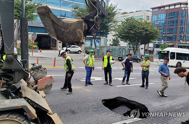 지난 9월 서울 강남구 언주역 인근 땅꺼짐 사고 발생 현장의 모습.  <연합뉴스>