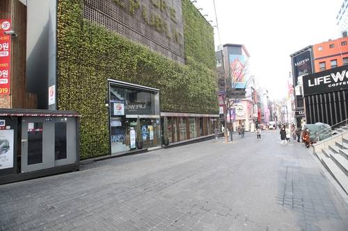 내년도 표준지 공시지가가 공개된 가운데 서울 중구 명동 네이처리퍼블릭이 ㎡당 공시지가가 2억원을 넘기면서 18년째 가장 비싼 땅의 자리를 지키는 것으로 나타났다. 국토교통부가 23일 발표한 전국 표준지 공시지가 자료를 보면 전국 표준지 중에서 가장 비싼 곳은 서울 중구 명동 네이처리퍼블릭 부지(169.3㎡)로 ㎡당 공시지가가 2억650만원으로 평가됐다. 사진은 23일 서울 중구 명동 네이처리퍼블릭. 2020.12.23
    <이충우기자>