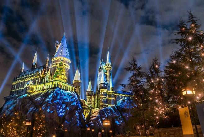 LA 유니버설 스튜디오의 연말 조명 [로스앤젤레스관광청 제공]