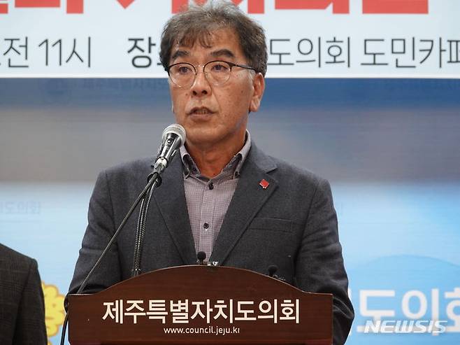 [제주=뉴시스] 오영재 기자 = 진보당 송경남 예비후보가 20일 오전 제주도의회 도민카페에서 내년 총선 출마 선언 기자회견을 하고 있다. 2023.12.20. oyj4343@newsis.com