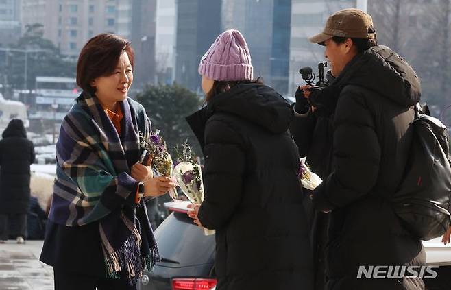 [서울=뉴시스] 조성봉 기자 = 20일 오후 서울 여의도 국회 본청 입구에서 이태원참사 유가족들이 '이태원참사 특별법 국회 본회의 통과'를 촉구하며 이수진 더불어민주당 읭에게 보라색 꽃다발을 나눠주고 있다. 2023.12.20. suncho21@newsis.com