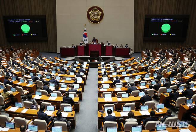 [서울=뉴시스] 이영환 기자 = 20일 오후 서울 여의도 국회에서 열린 제411회국회(임시회) 제1차 본회의에서 실종아동등의 보호 및 지원에 관한 법률 일부개정법률안이 재적 298인, 재석 200인, 찬성 200인, 반대 0인, 기권 0인으로 가결되고 있다. 2023.12.20. 20hwan@newsis.com